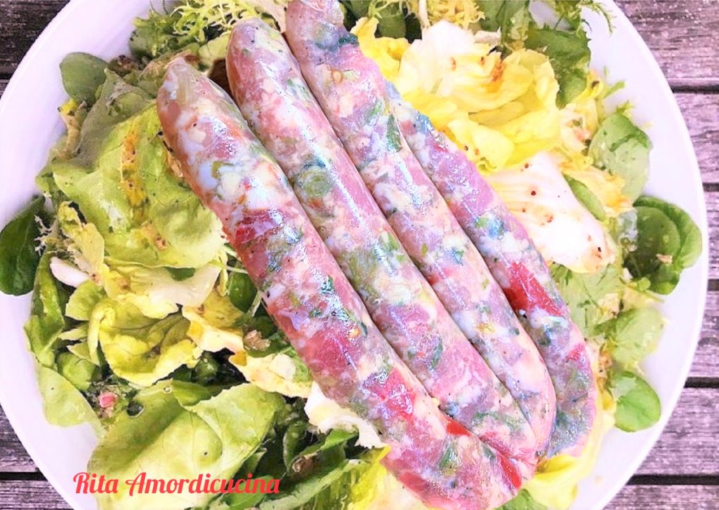 La saucisse assaisonnée faite maison