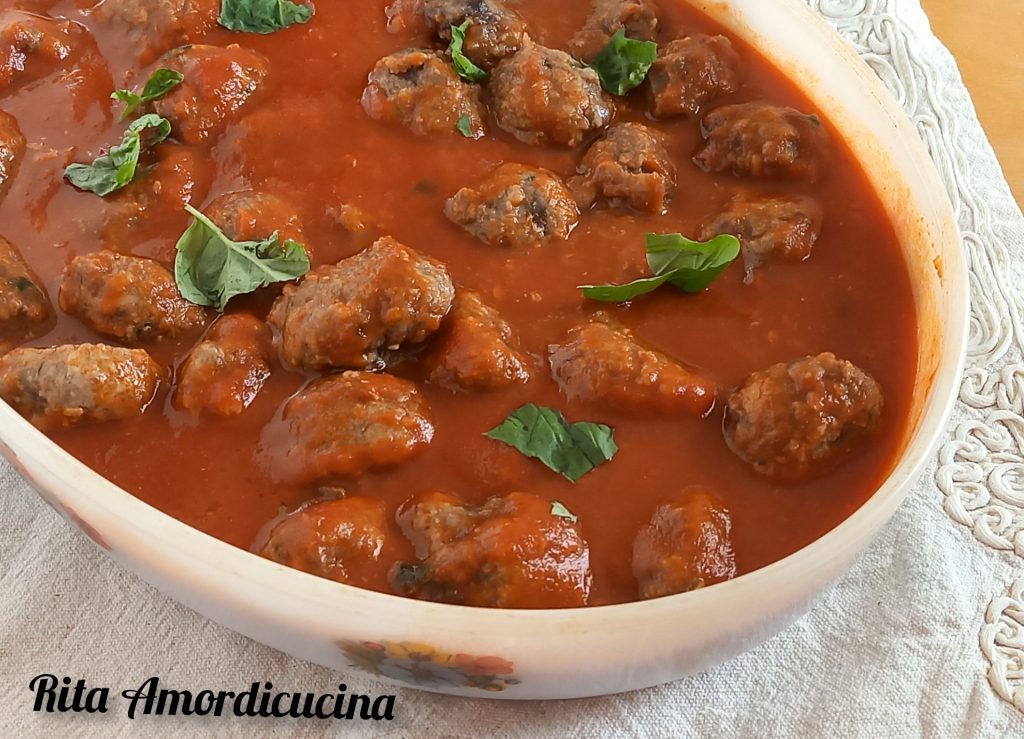 Spaghetti à la sauce avec boulettes de thon