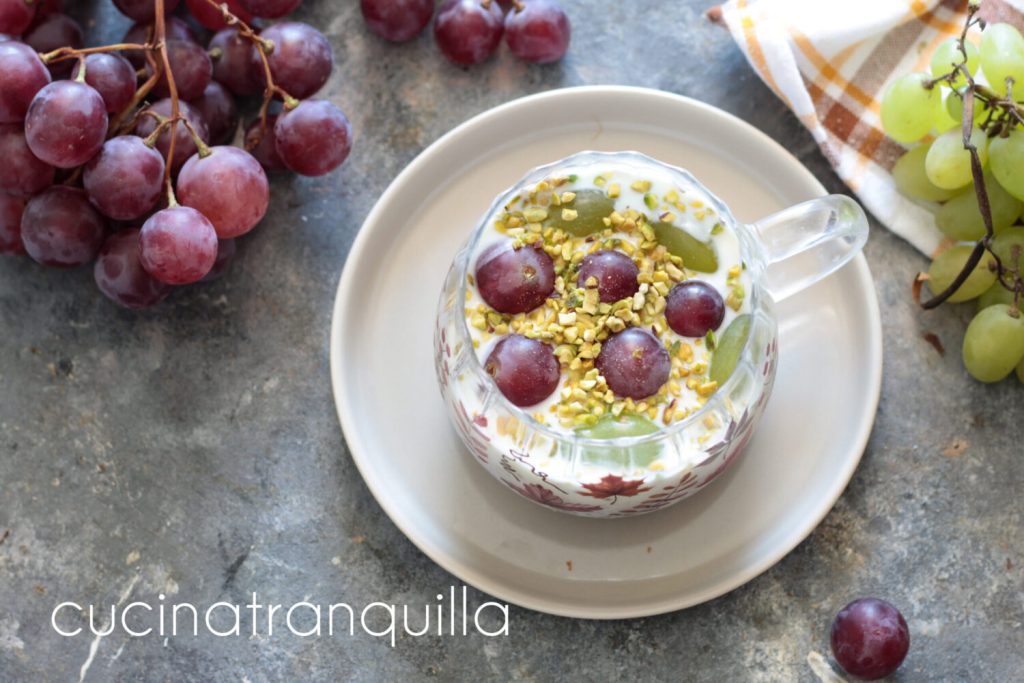 Chia pudding au raisin avec yaourt au foin