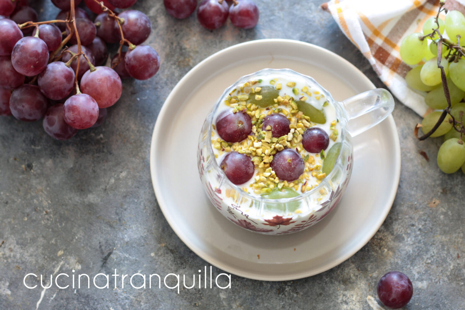 Chia pudding au raisin avec yaourt au foin