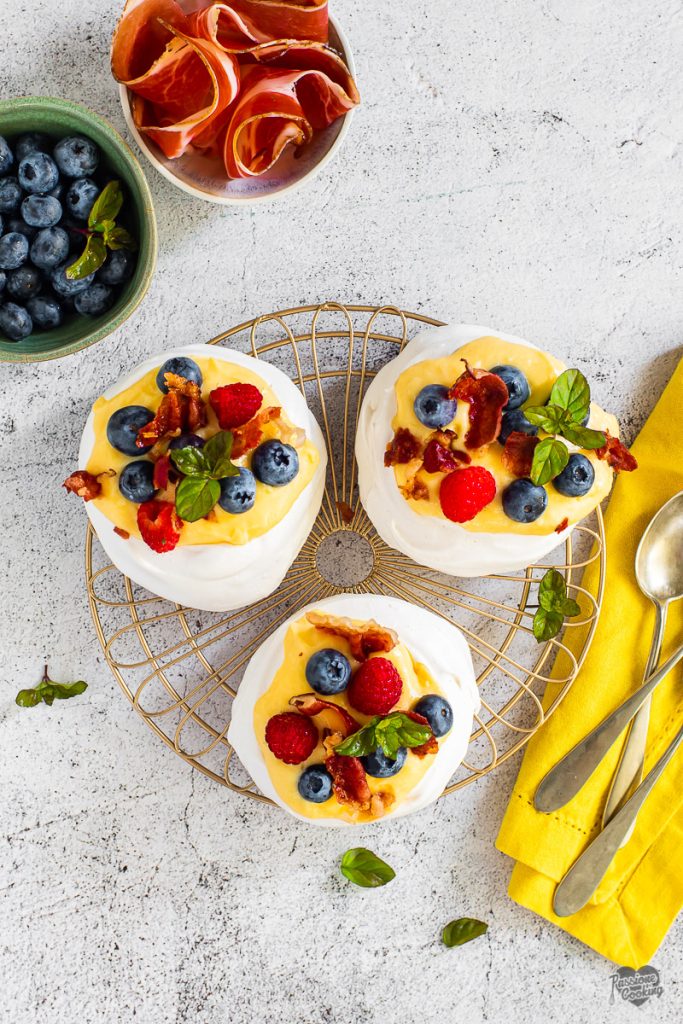 Mini pavlovas sucrées avec Speck Alto Adige IGP