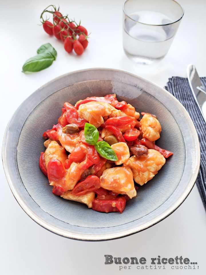 morceaux avec poivrons, tomates cerises et olives