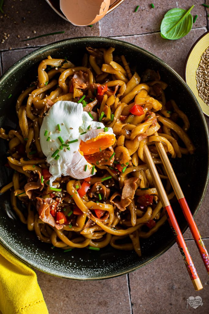 Nouilles udon avec jambon et œuf poché