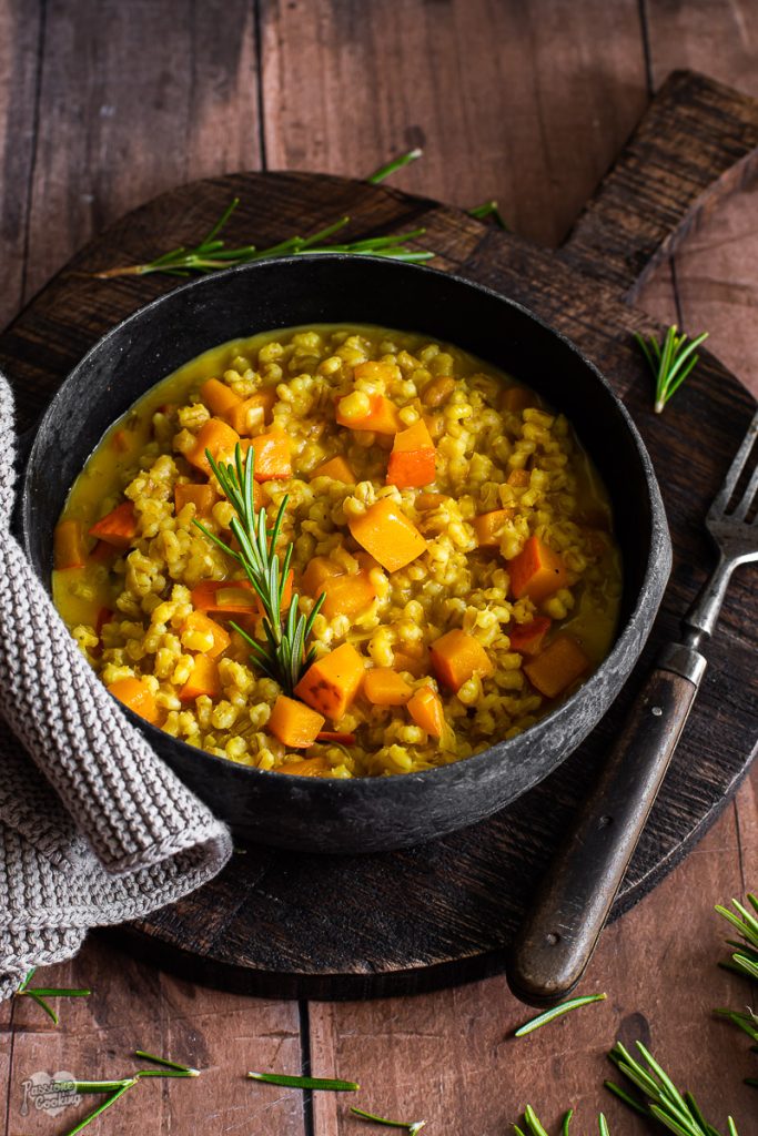 Orzotto à la citrouille avec curcuma et romarin