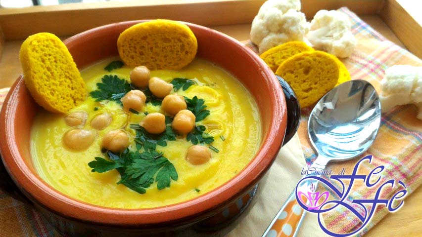 VELOUTÉ DE CHOU-FLEUR AVEC POIS CHICHES ET CURCUMA