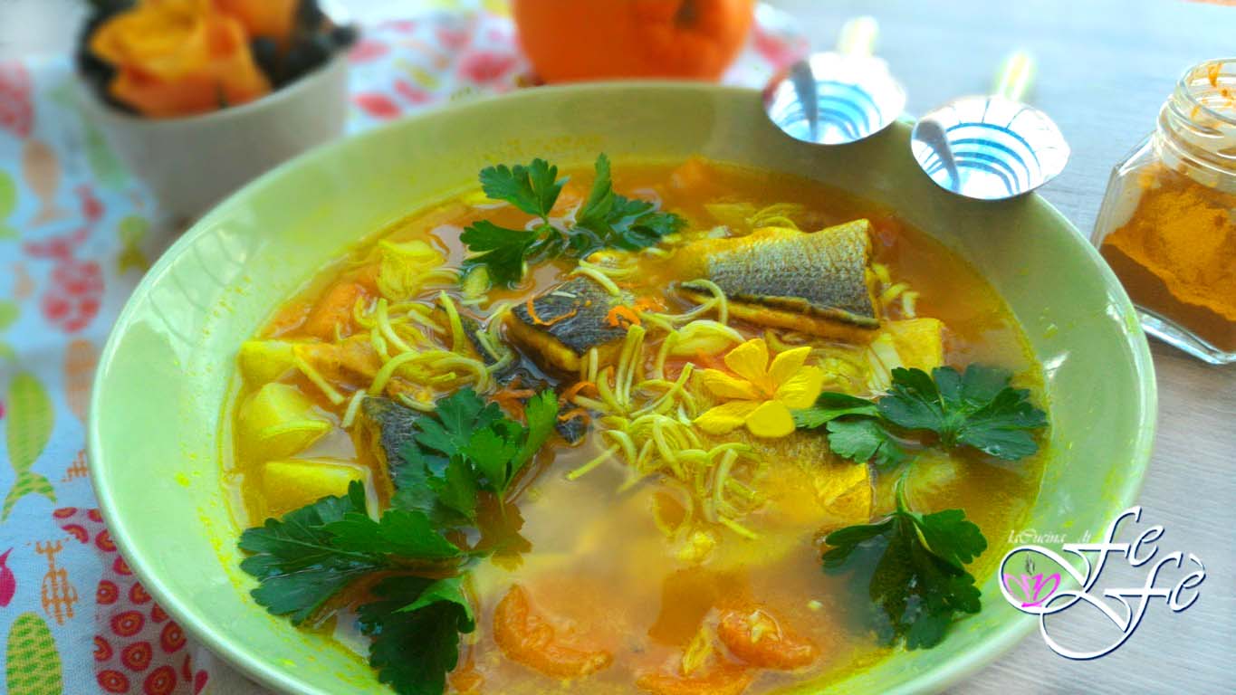 SOUPE DE BAR À LA CURCUMA ET CANNELLE