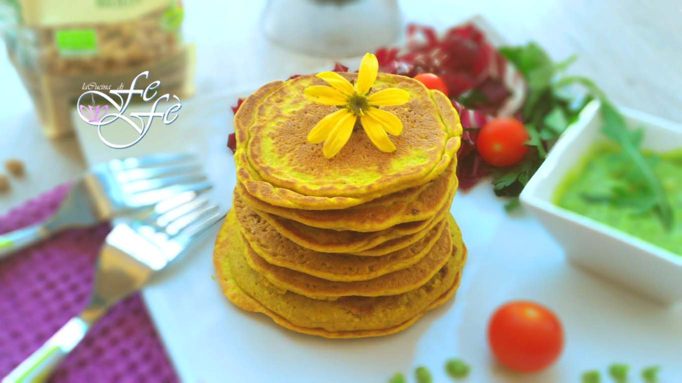PANCAKES DE POIS CHICHES AVEC PESTO DE ROQUETTE ET AVOCAT