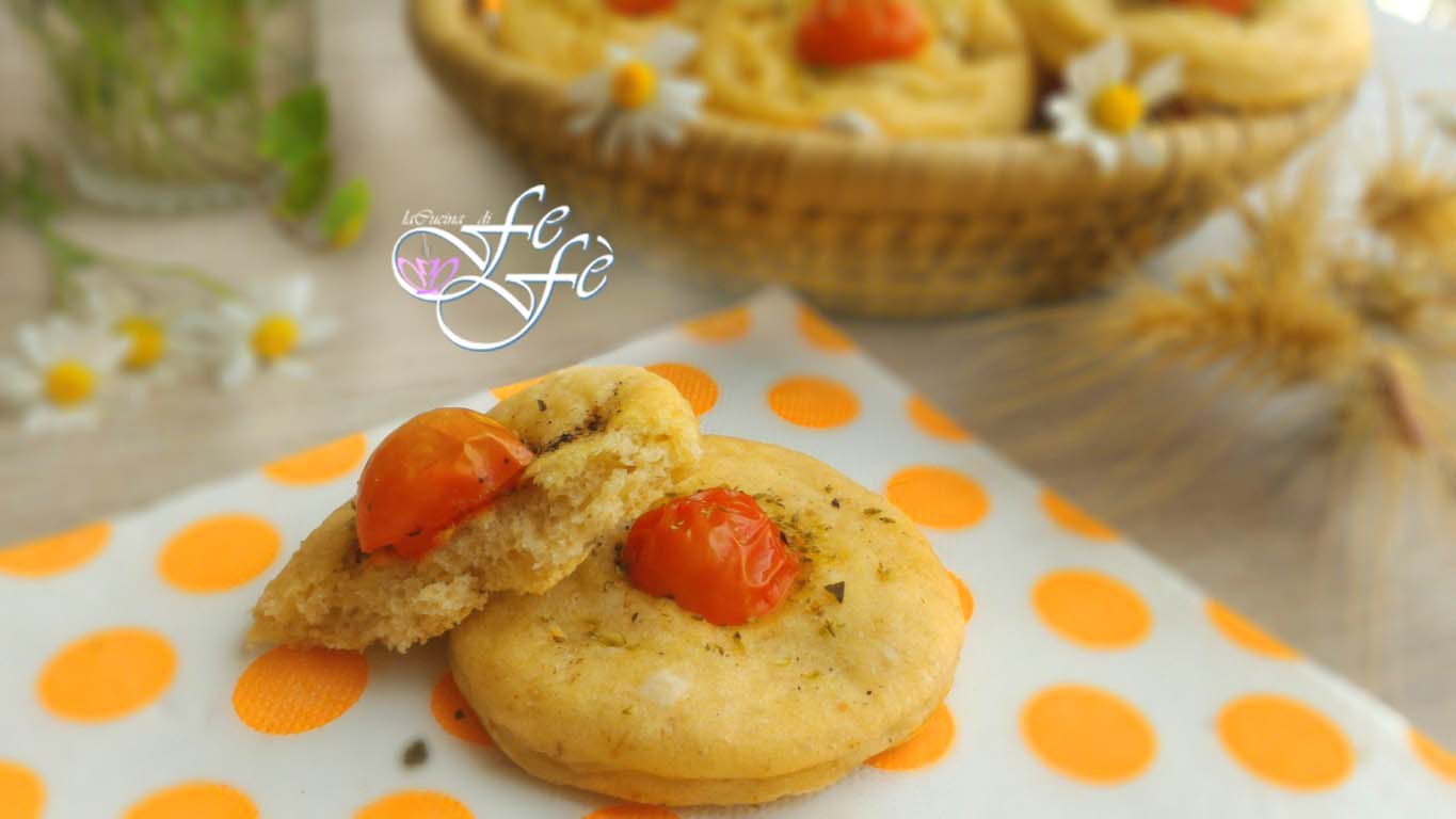PETITS PAINS AU LAIT AVEC TOMATES CERISE ET ORIGAN