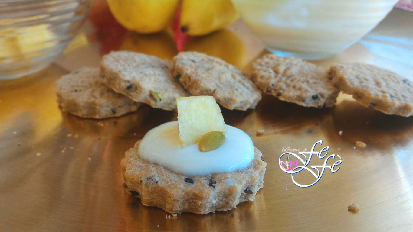 BISCUITS SALÉS AVEC MOUSSE AU FROMAGE ET POIRES