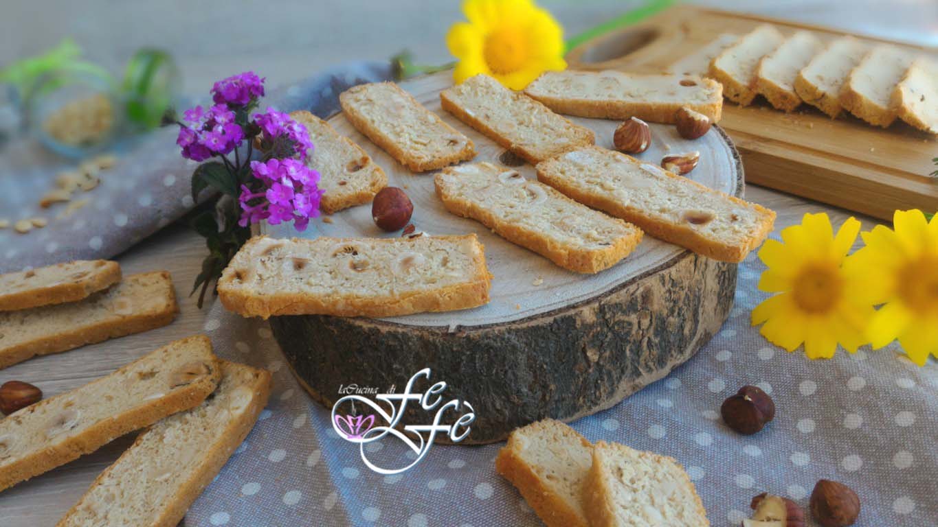 GALETTES CROUSTILLANTES AUX PISTACHES ET NOISETTES