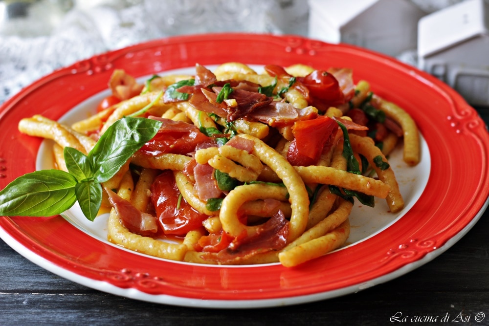 Passatelli secs avec speck, roquette et tomates cerises