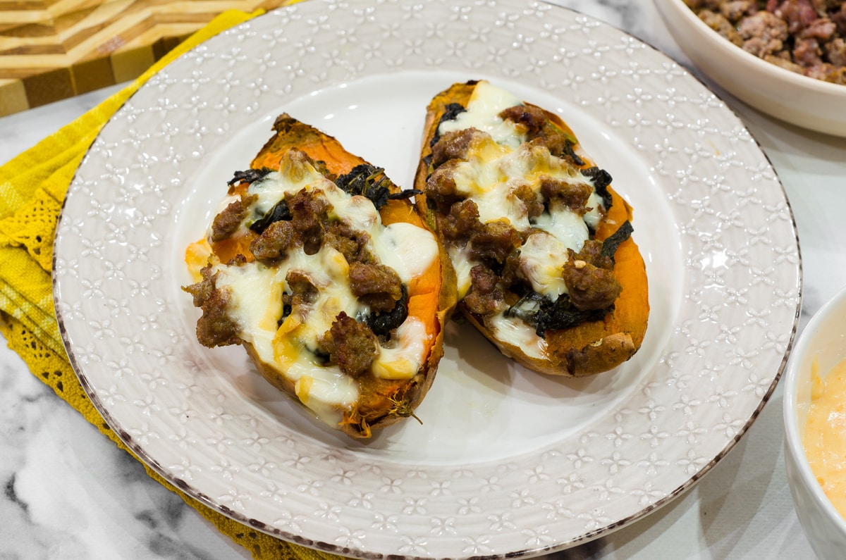 Patates douces farcies avec friarielli, saucisse et scamorza fumée