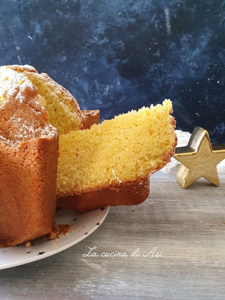Pâte du pandoro rapide fait maison dans le moule étoilé avant la cuisson, recette astucieuse de Noël facile et moelleuse