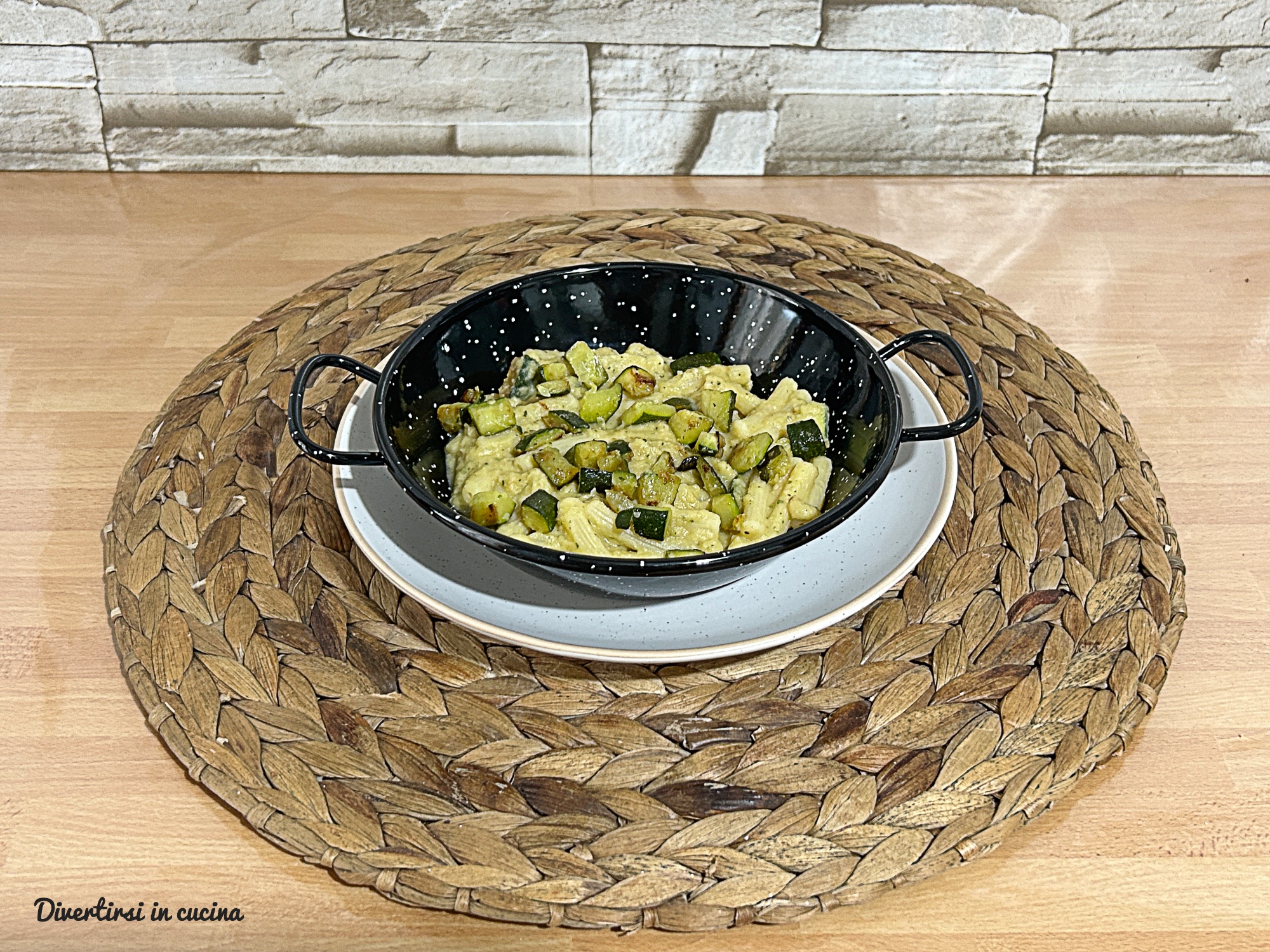 Pâtes à la crème de pois chiches et courgettes