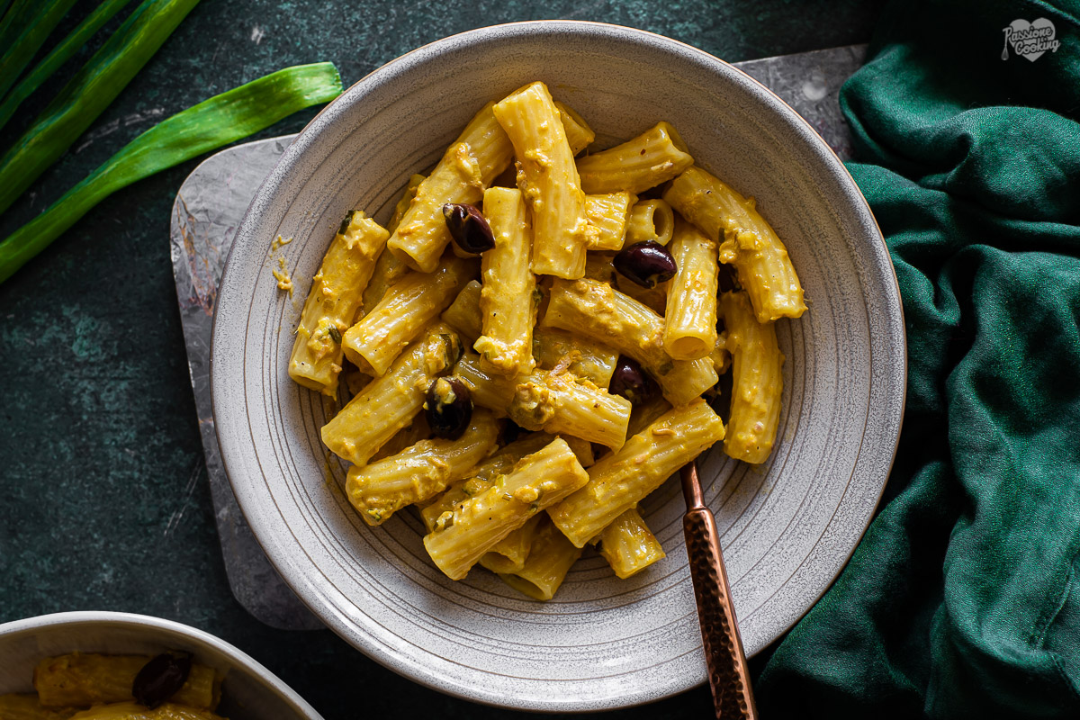 Pâtes au safran, thon et olives