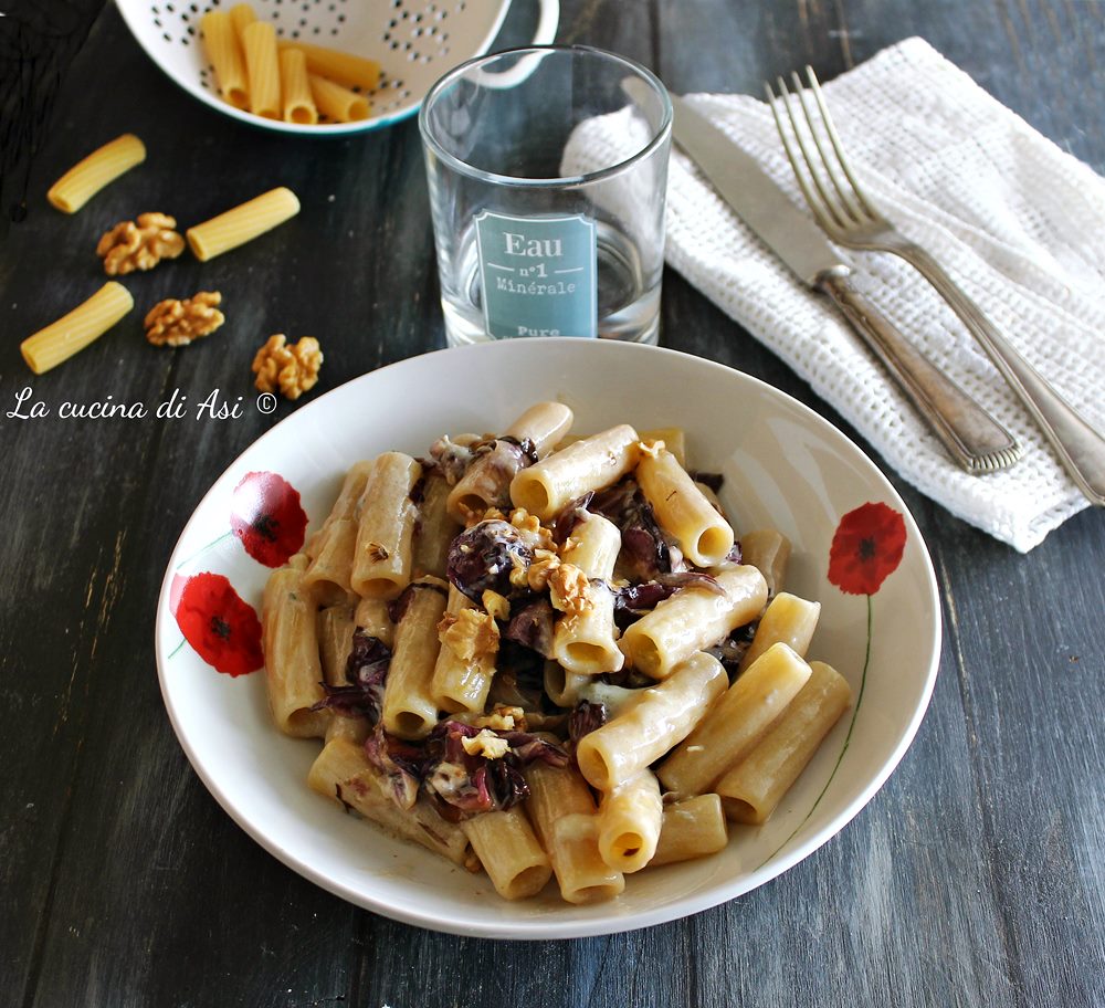 Pâtes avec radicchio, noix et gorgonzola