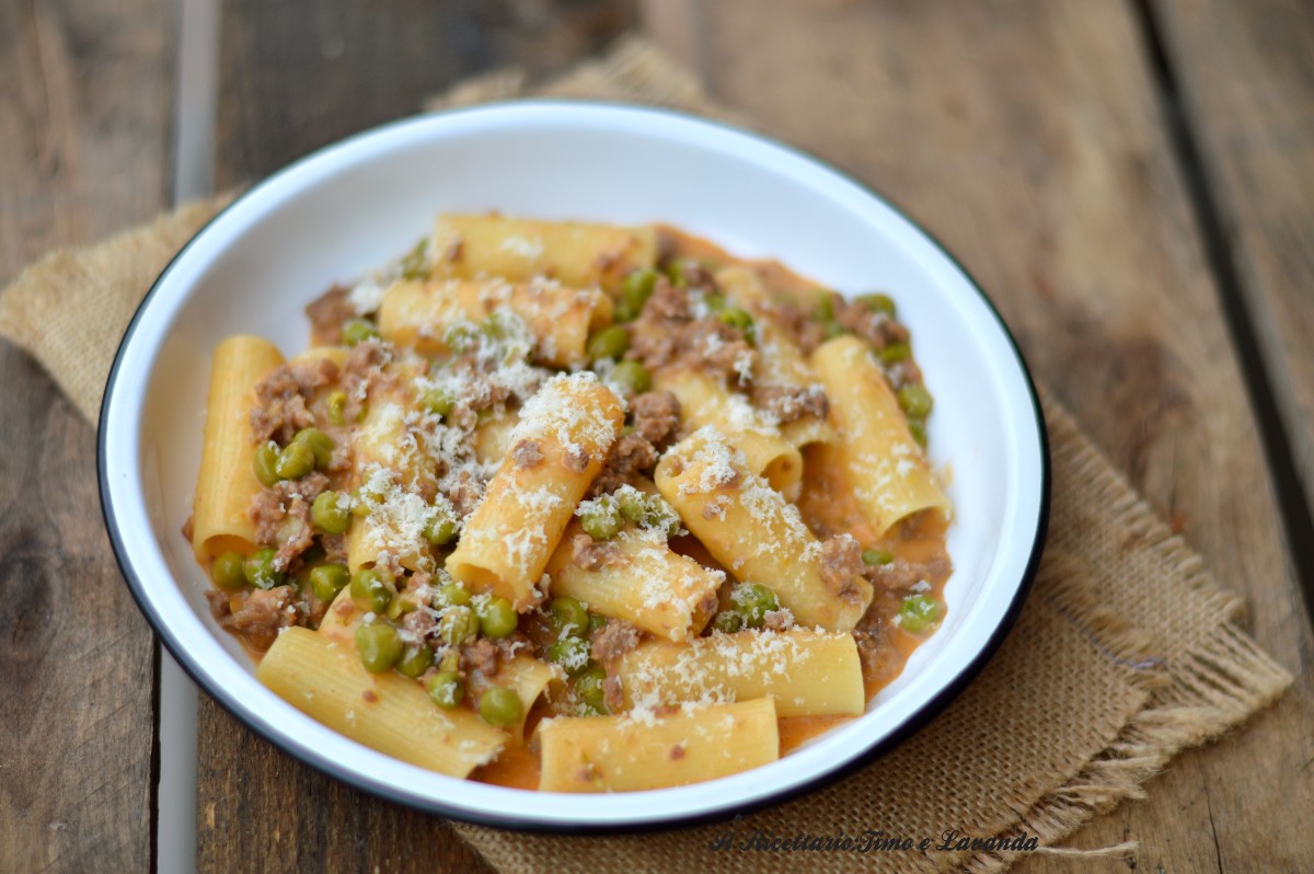 Pâtes avec ragù et pois