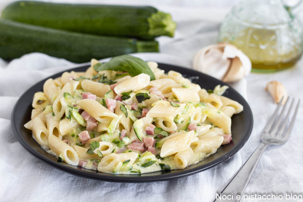 Pâtes aux courgettes et jambon recette crémeuse
