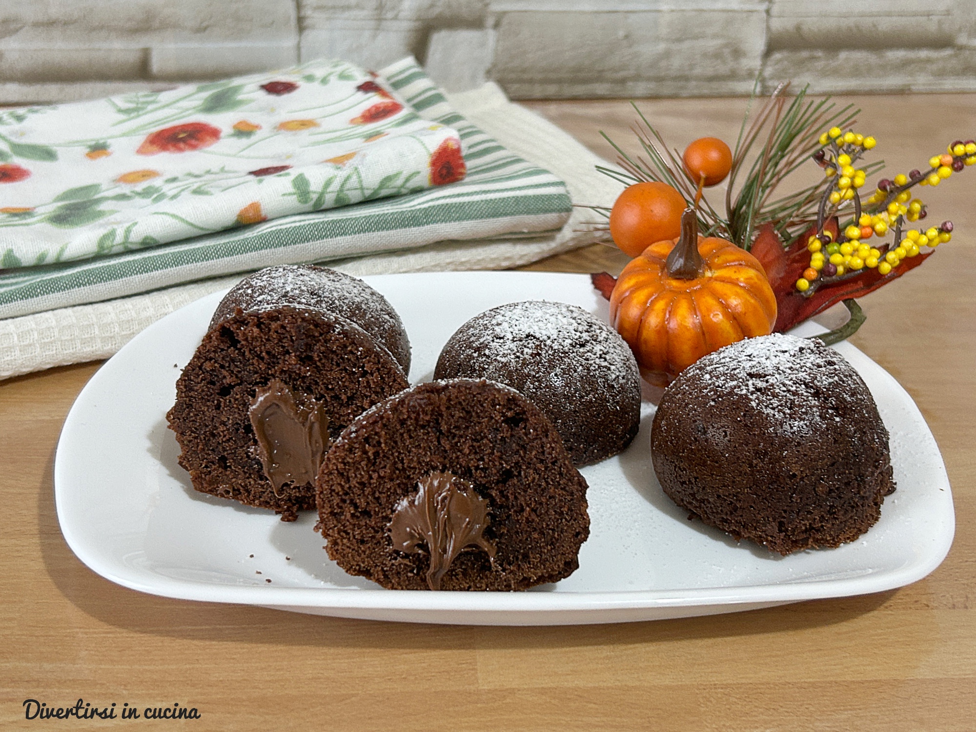 Petits gâteaux au cacao avec cœur de noisette