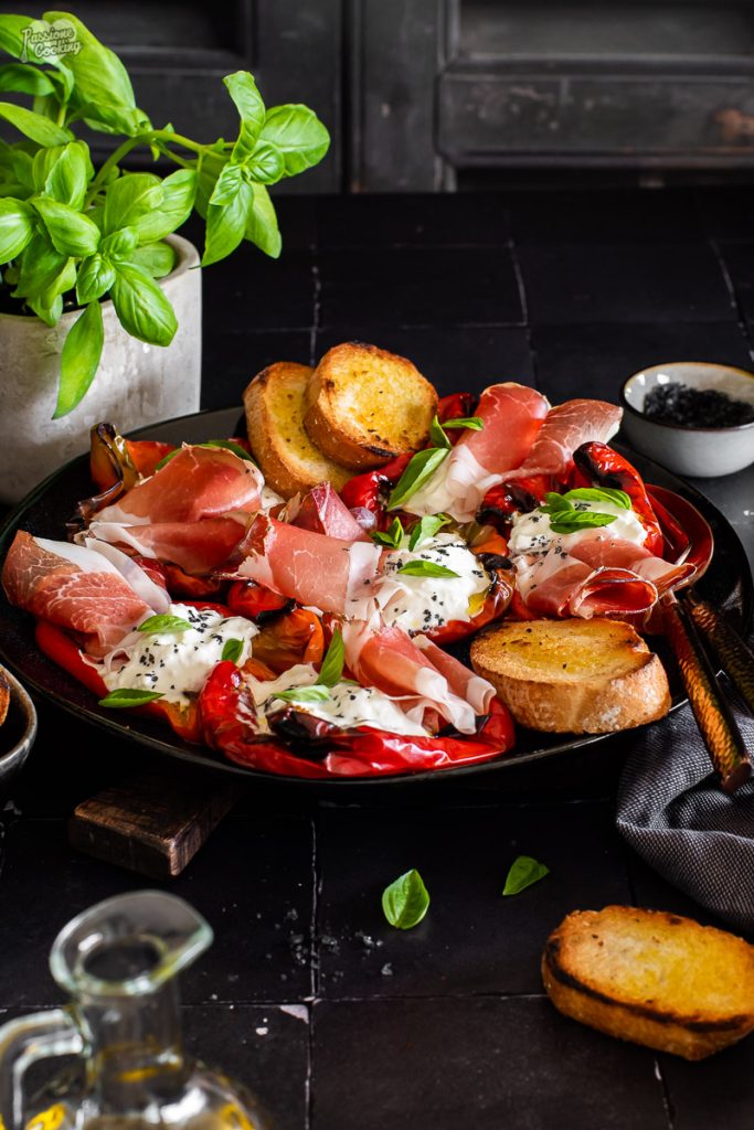 Poivrons rôtis avec speck et stracciatella