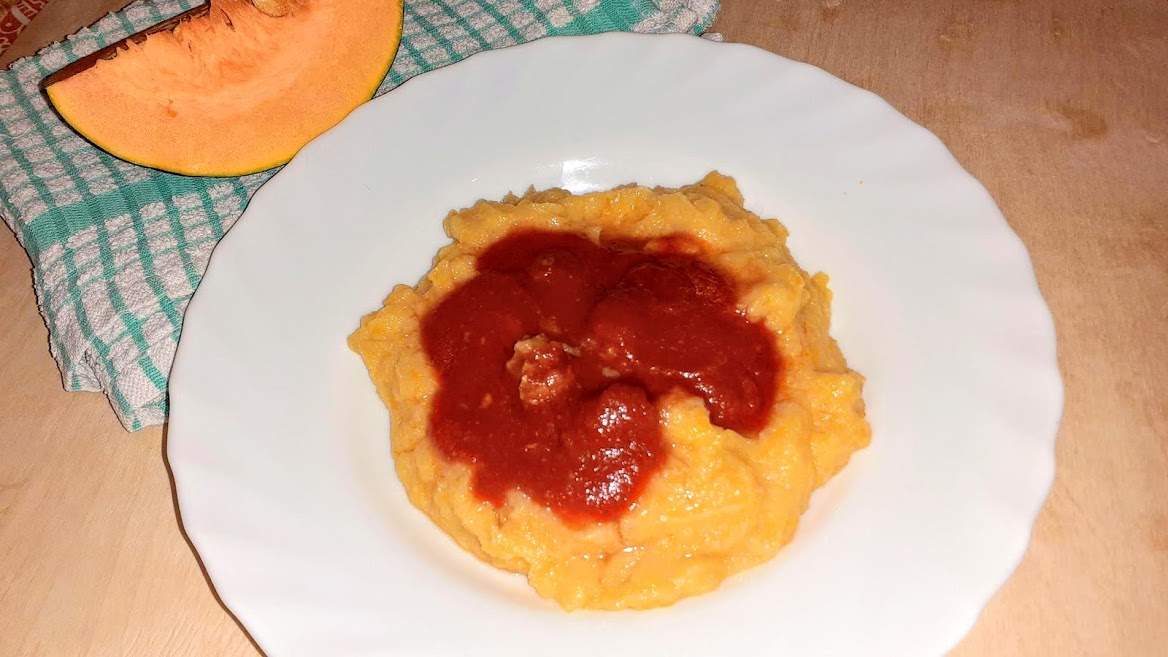 Polenta à la sauce de saucisse et crème de potiron orange