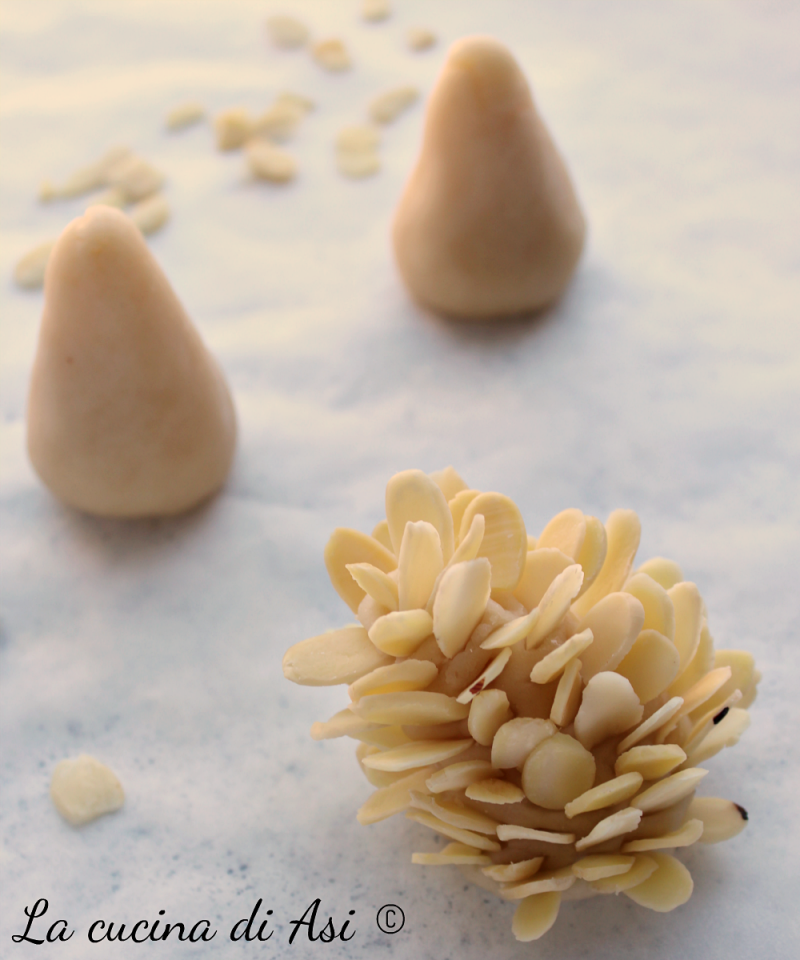 Pommes de pin pâte d'amandes