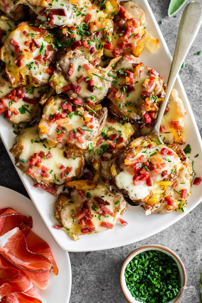 Pommes de terre écrasées avec speck et fromage