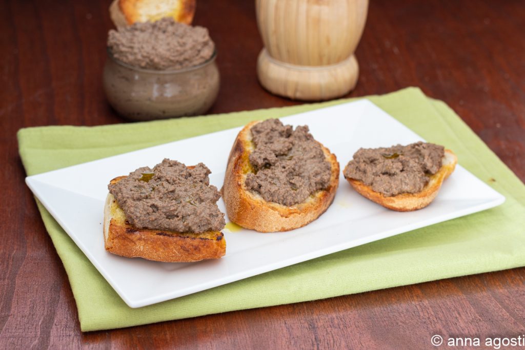 recette des crostini neri toscans, entrée typique savoureuse