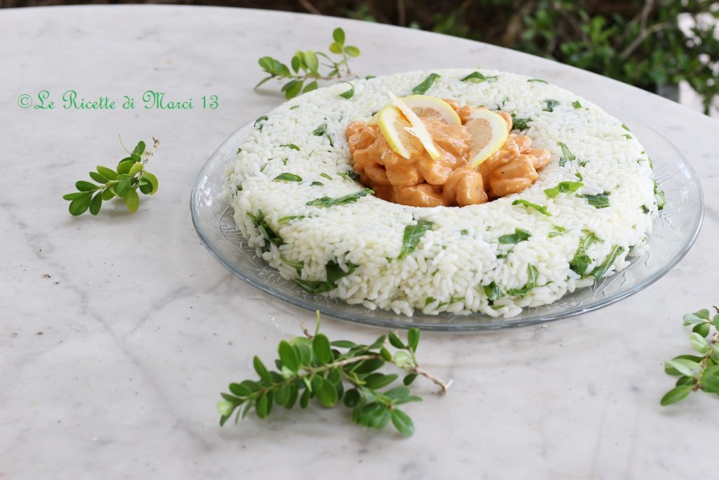 Riz froid aux crevettes avec roquette