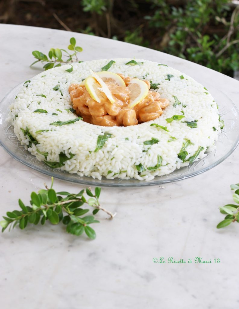Riz froid aux crevettes avec roquette