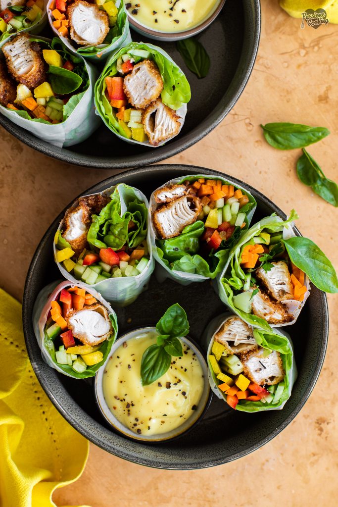 Rouleaux d'été avec poulet frit et légumes