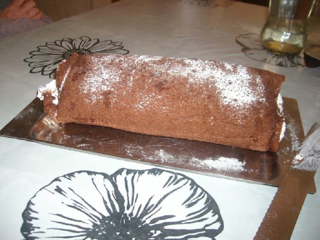 Roulé glacé chocolat et crème chantilly