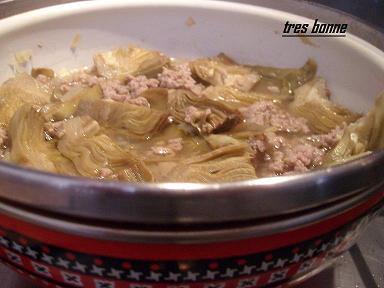 Artichauts cuits avec saucisse