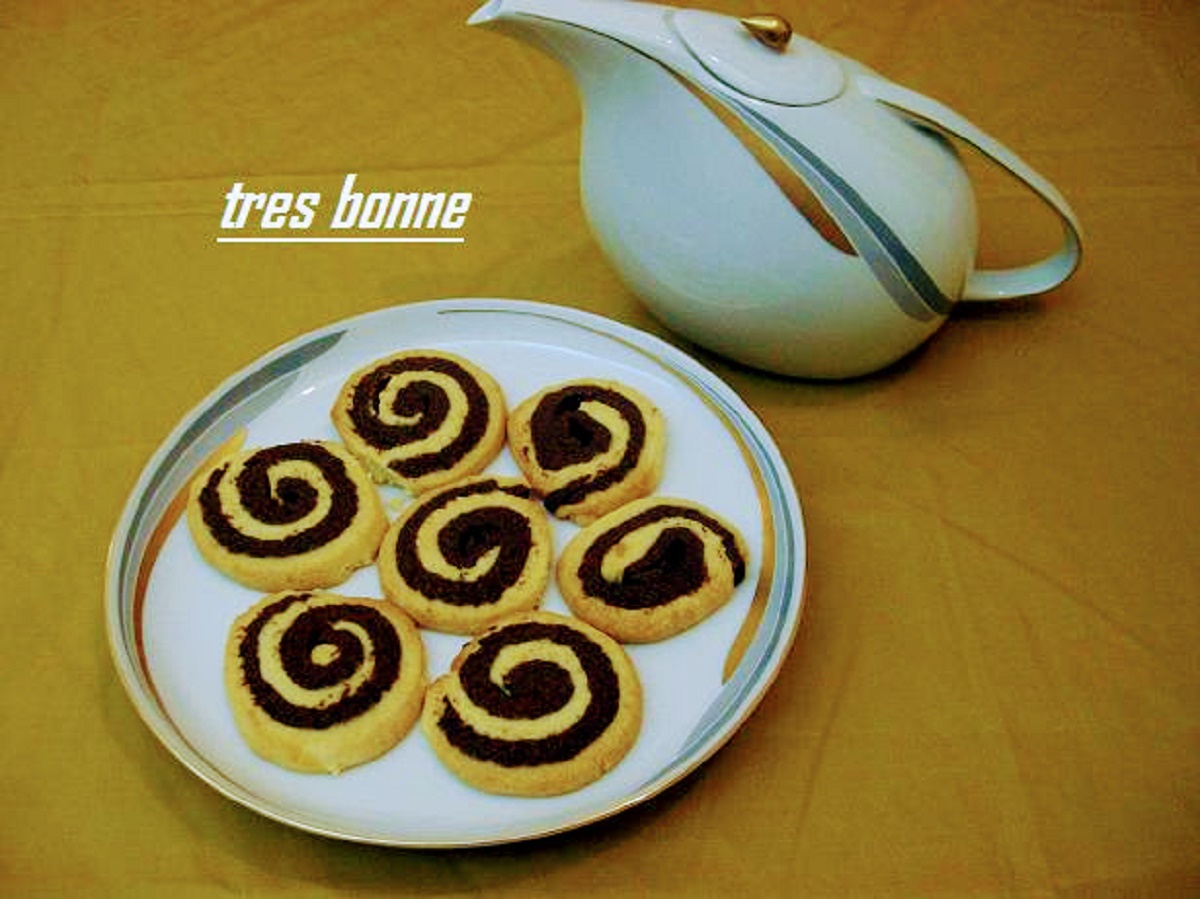 BISCUITS ROULÉS BICOLORES AU BEURRE ET CACAO EN POUDRE