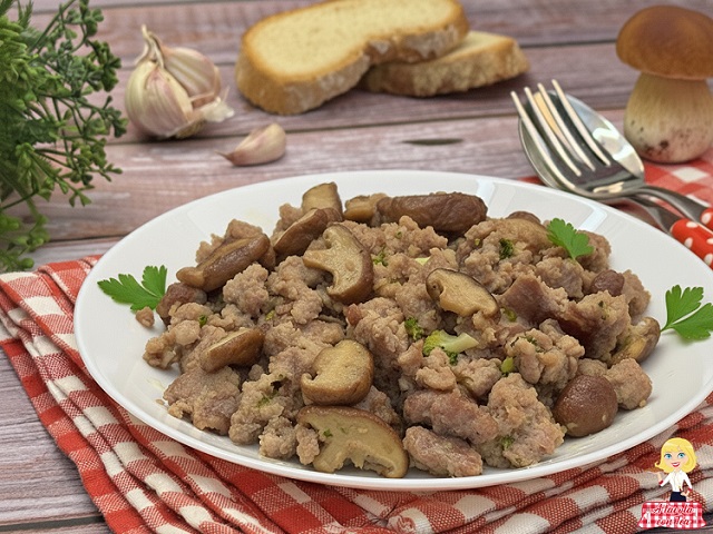 SAUCISSE ET CHAMPIGNONS À LA POÊLE