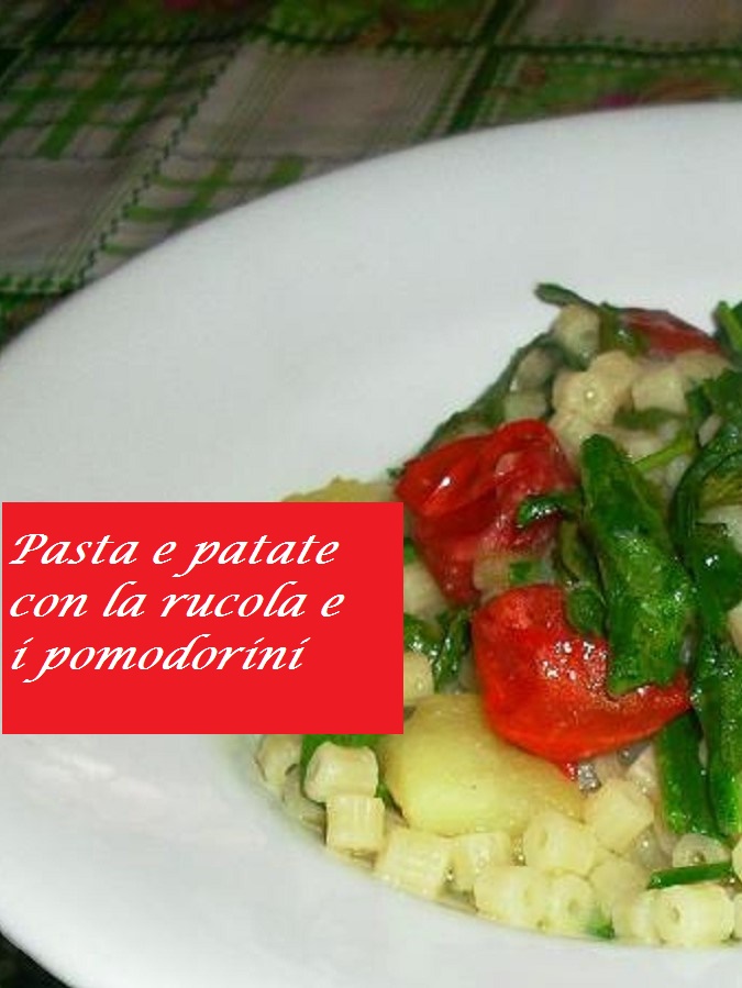 Pâtes et pommes de terre avec la roquette et les tomates cerises