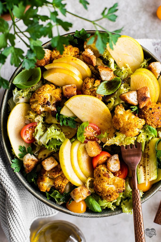 Salade avec chou-fleur rôti et pommes Golden Delicious