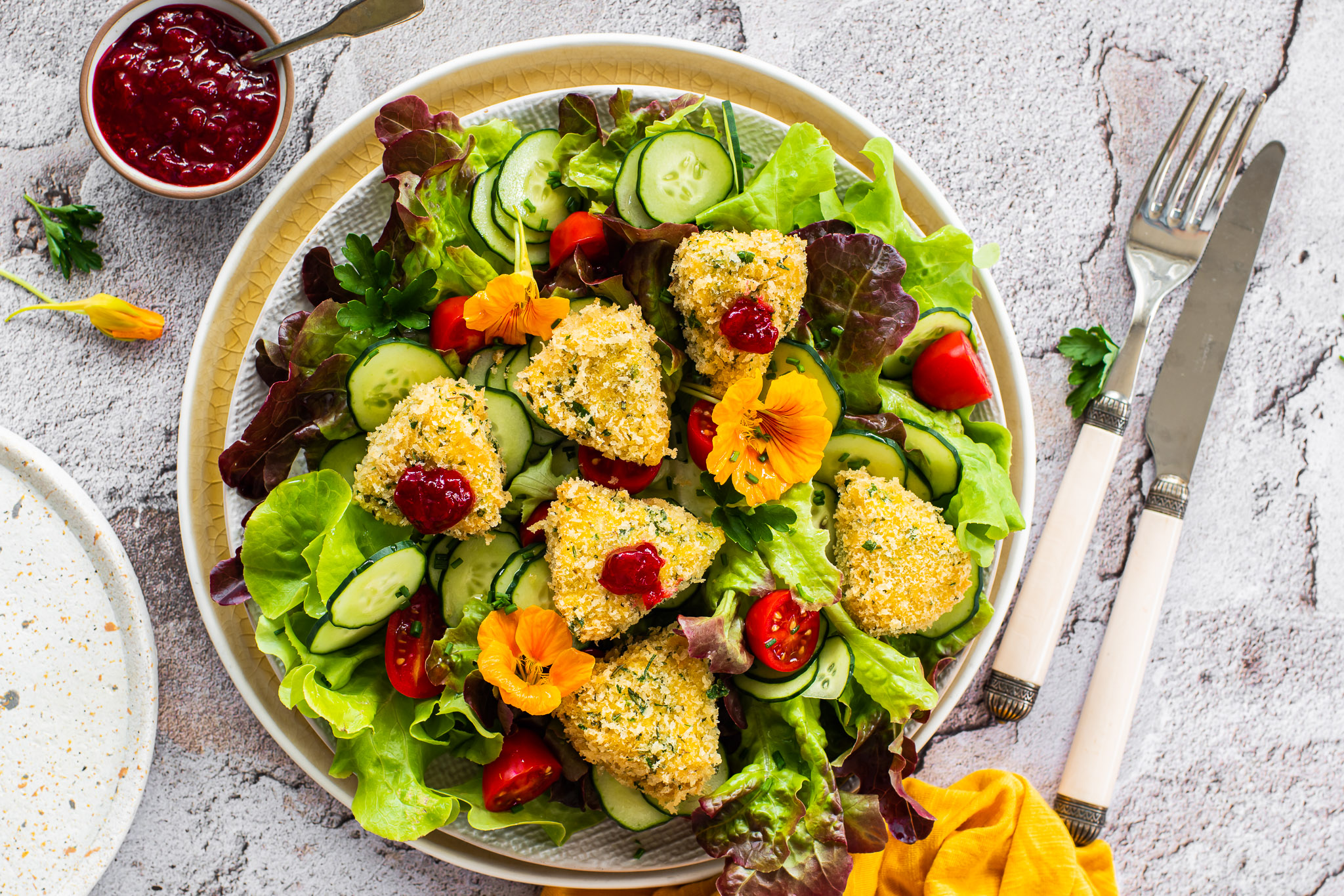 Camembert frit sur salade