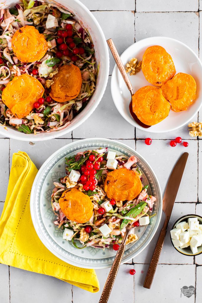 Salade de chou et radicchio avec des abricots grillés