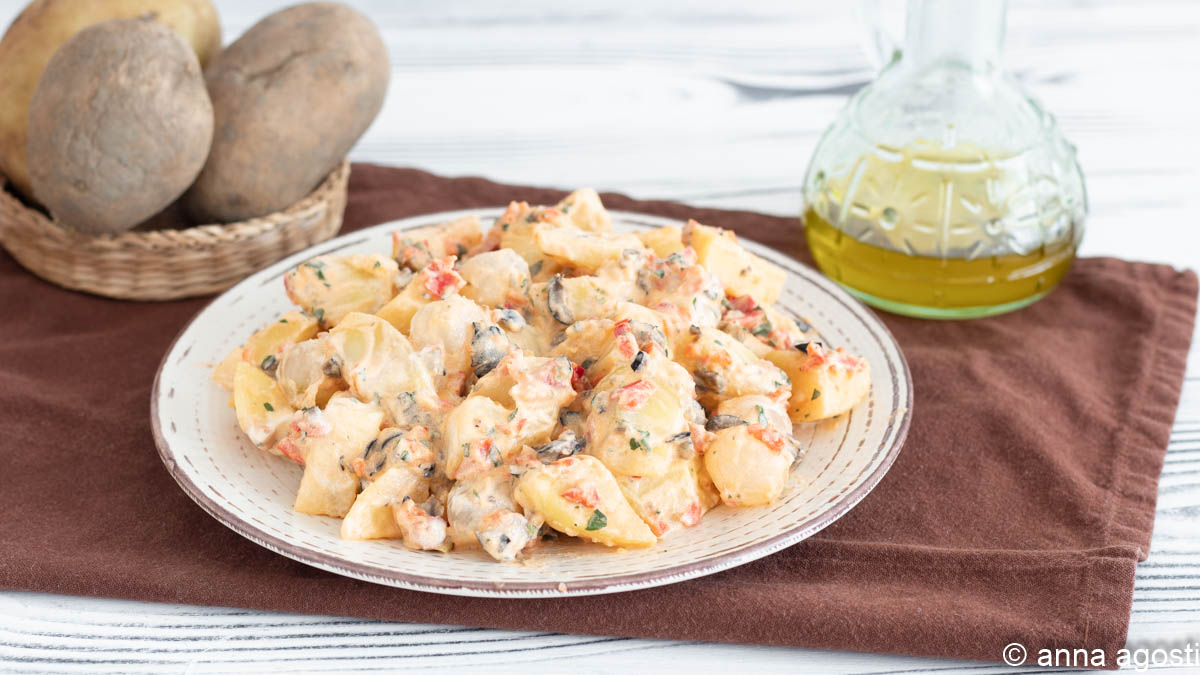 Salade de pommes de terre bouillies savoureuse et crémeuse