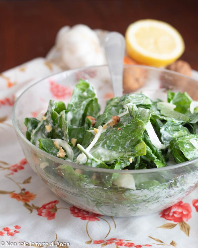 salade d'épinards crus et yaourt grec