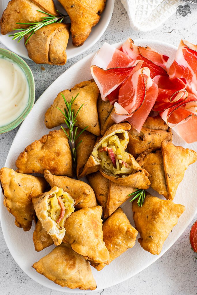 Samosas avec oignons et Speck Alto Adige IGP
