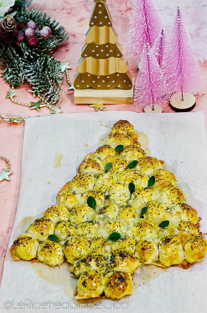 Sapin de Noël en pâte feuilletée avec jambon et fromage