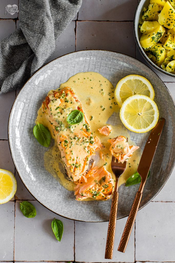Filets de saumon avec sauce aux herbes