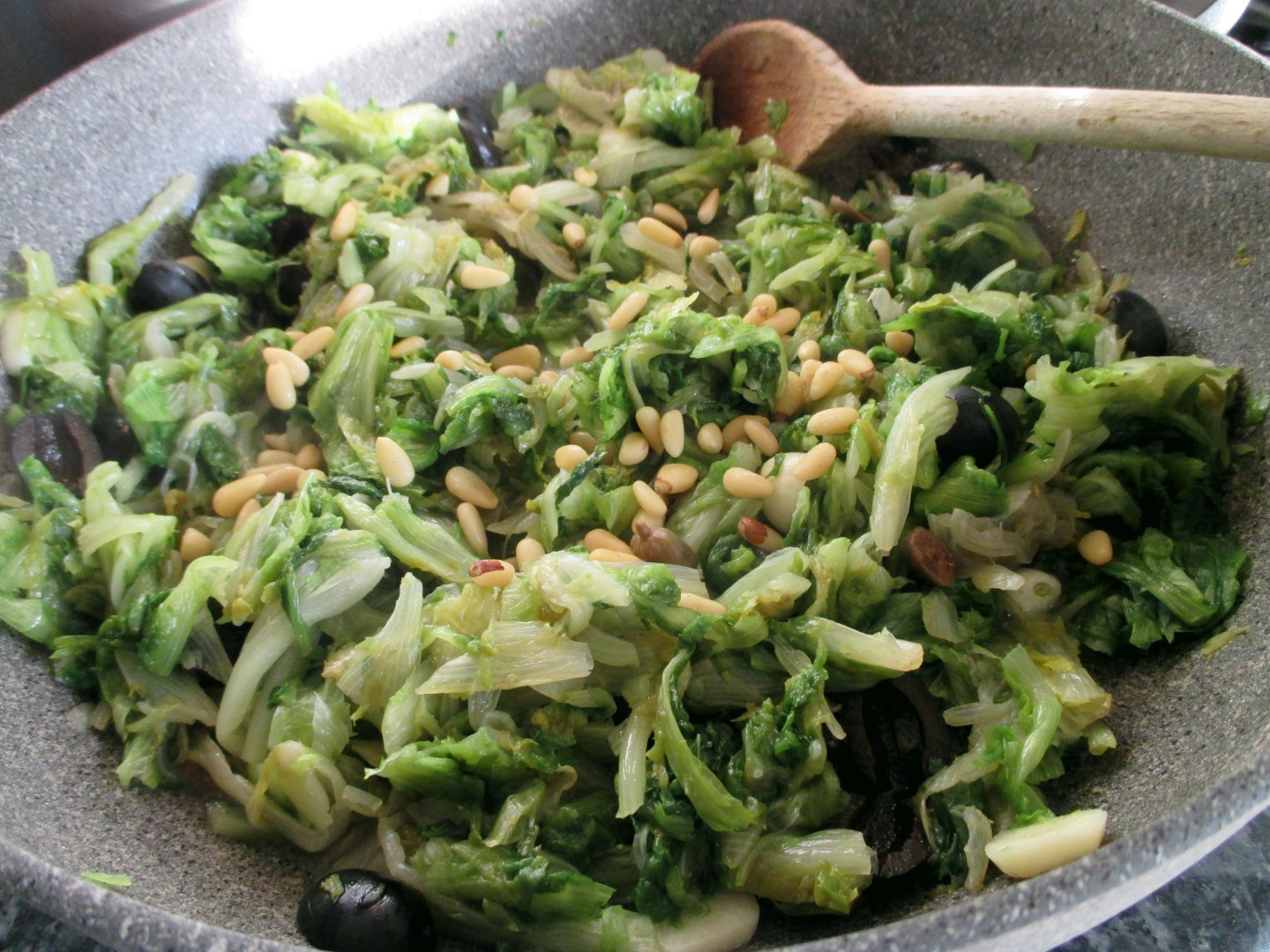 Scarole, olives et câpres