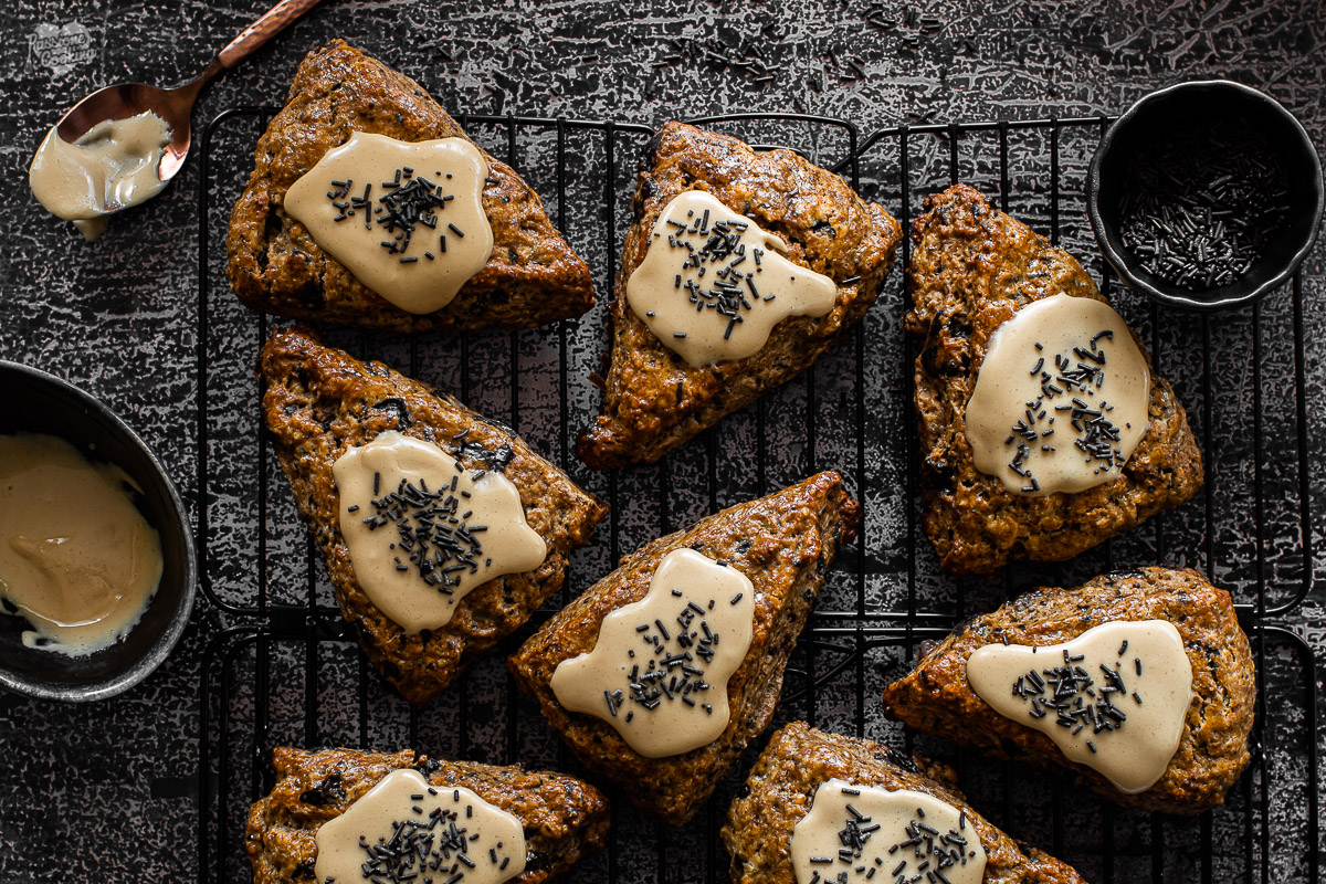 Scones au chocolat et café