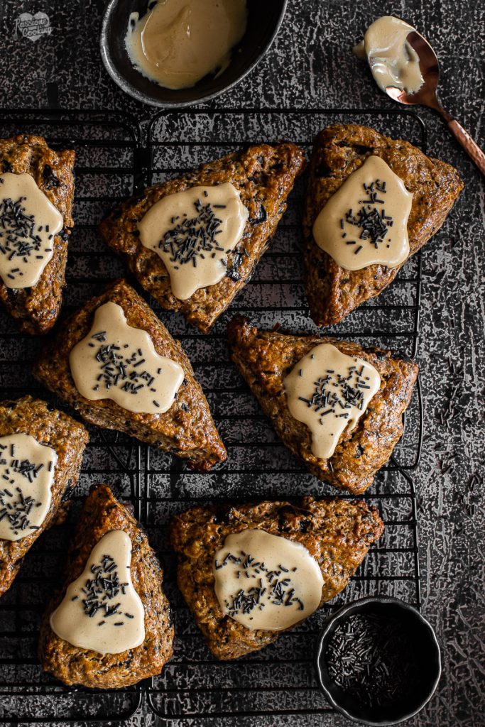 Scones au chocolat et café