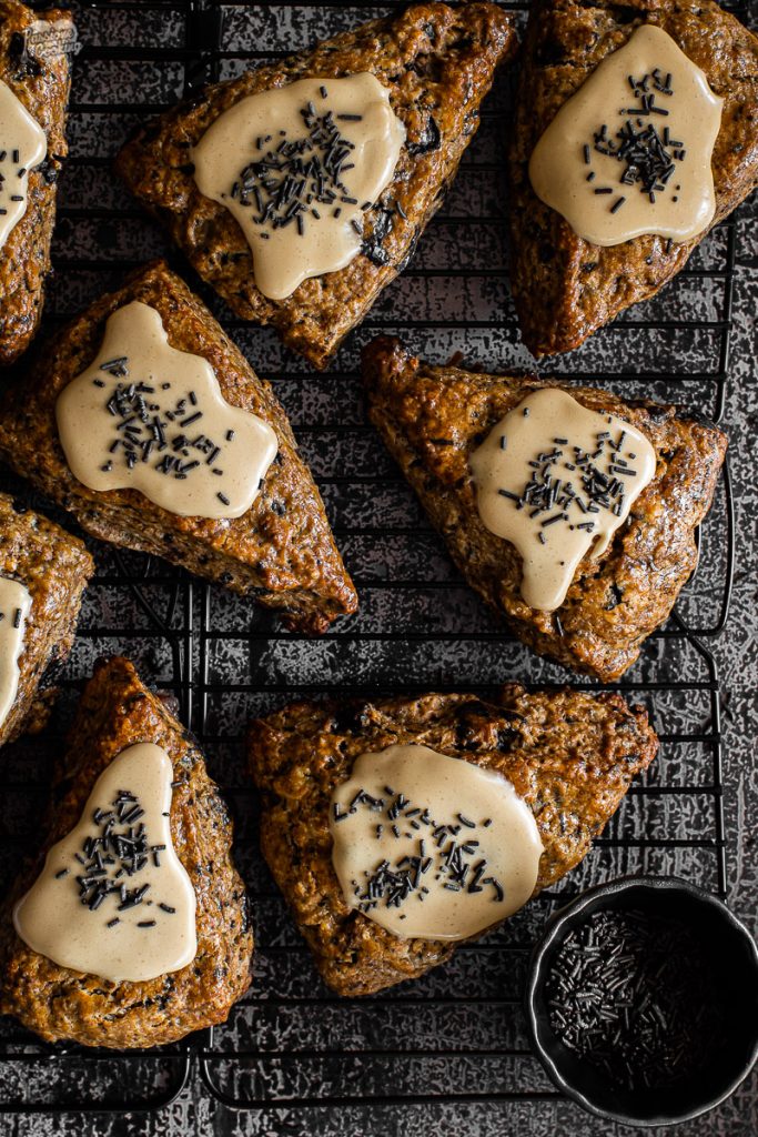 Scones au chocolat et café