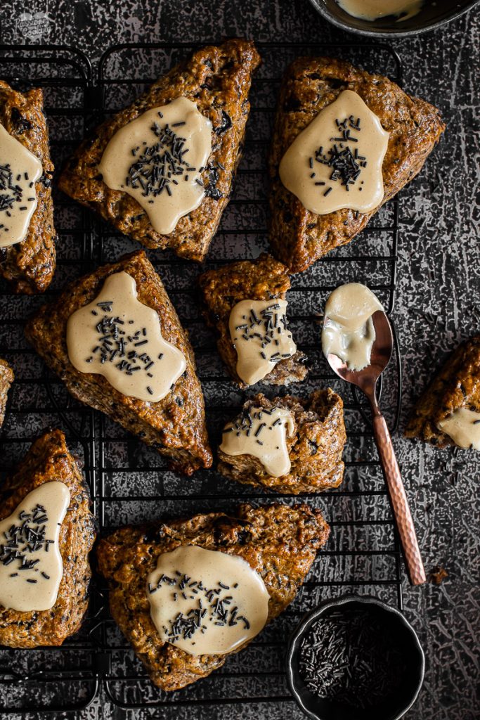 Scones au chocolat et café