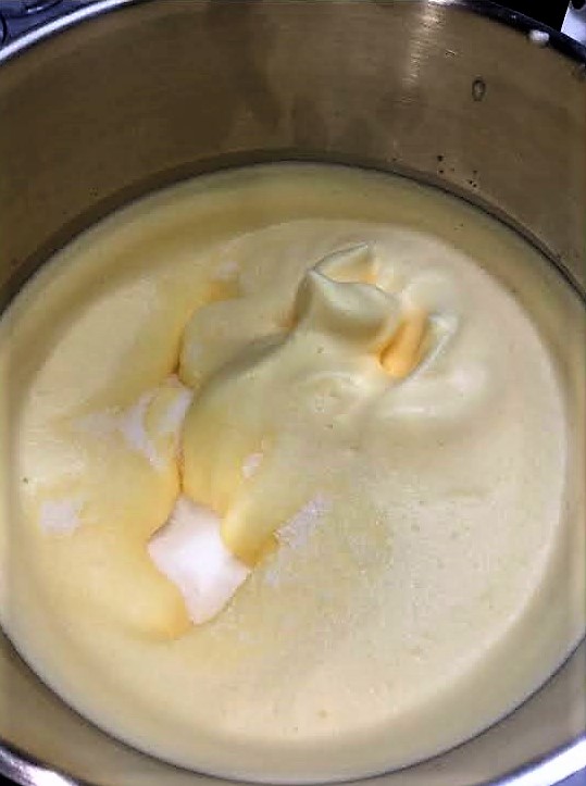 les Babà au rhum avec crème et fraises